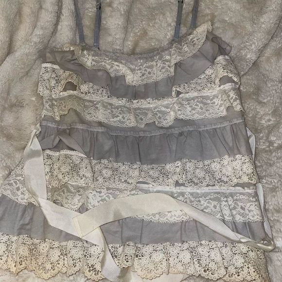 HOLLISTER Ruffles Ruffles Ruffles! An adorable tank size L - Picture 5 of 10